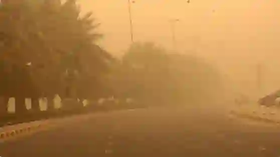 موجات غبار ورياح قوية من فجر الخميس على هذه المناطق في وسط وغرب السعودية 